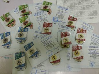 На торжественной церемонии поднятия флага состоялось вручение значков ГТО.