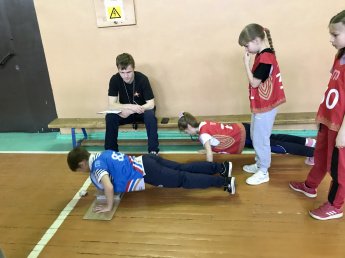 Прием нормативов  ОФП в МБОУ "ПСОШ №4 им. М. Горького"